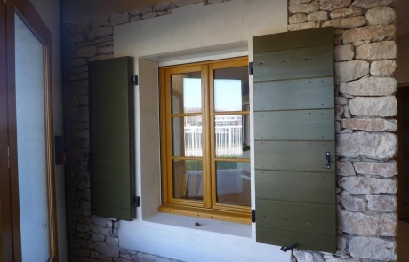 Fenêtre 2 vantaux bois avec petits bois aimantés + Volet provençal